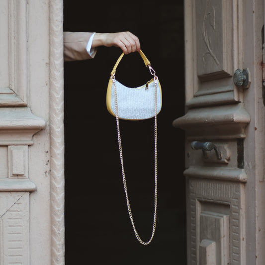 Sac Clara S porté avec bandoulière chaîne dorée – style estival
