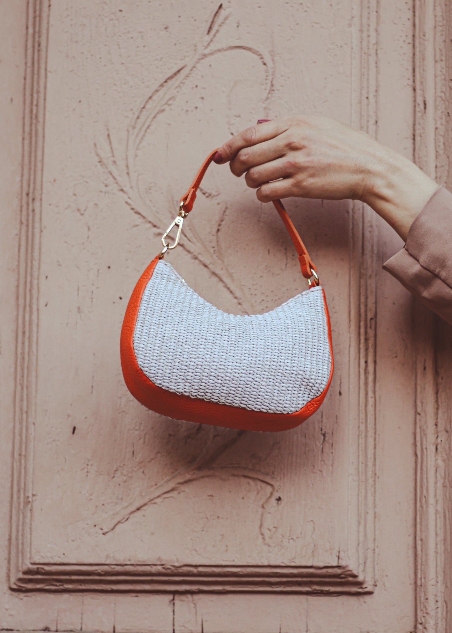 Sac Clara mini en cuir orange & raphia clair suspendu, vue de face