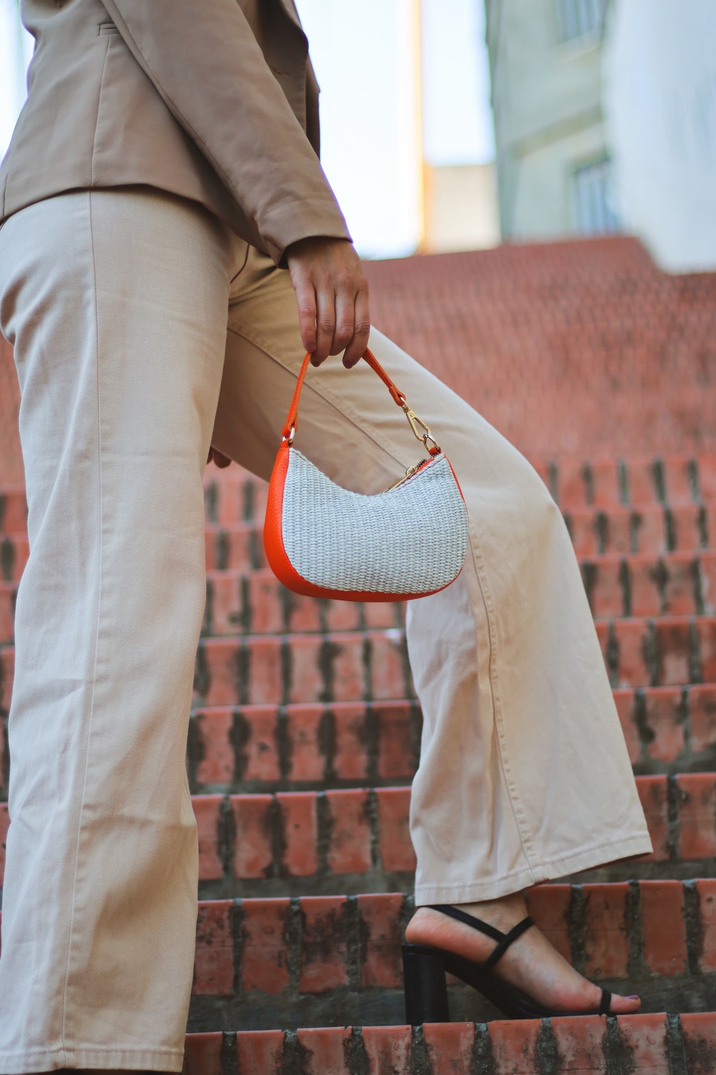 Sac Clara mini porté à la main, look élégant en tons neutres