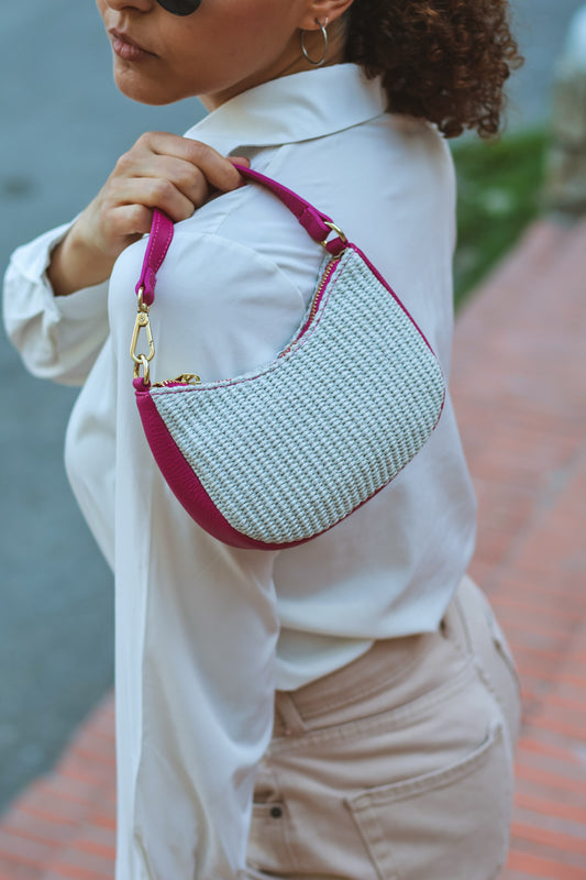 Vue de face du sac Clara mini à la main – cuir rose et raphia tressé