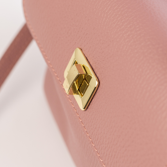 Zoom sur le fermoir doré twist du sac Nassima