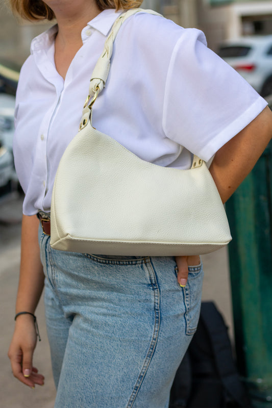 Sac Nour blanc cassé, porté à l’épaule avec jean taille haute
