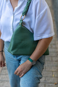 Sac Nour en cuir vert menthe porté à l’épaule – Vue de profil