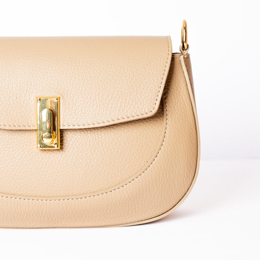 Détail fermoir doré sac Nesrine – cuir cappuccino