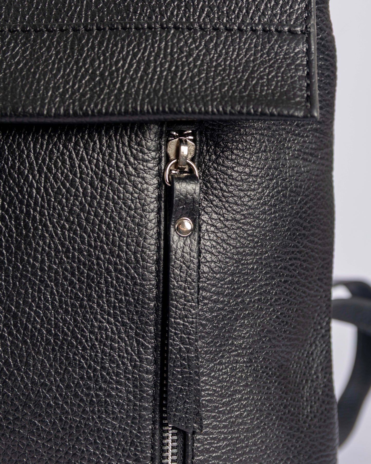 Détail fermeture et texture cuir du cartable Sara Nero